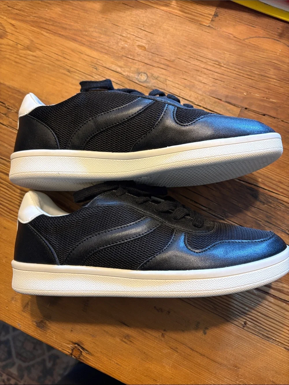 Old Navy Black and White Women's Sneakers